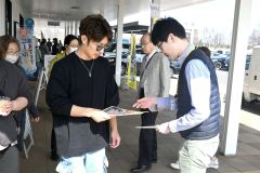 道の駅「おとふけ」でクマへの注意を呼び掛ける十勝総合振興局の職員（１３日）