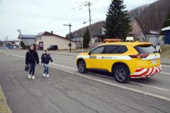 登下校時の子どもたちを見守る石橋建設の巡回パトロール