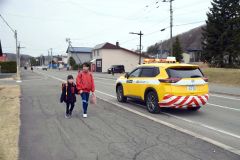 登下校時の子どもたちを見守る石橋建設の巡回パトロール