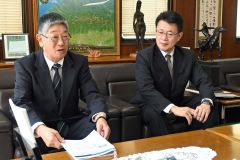 真鍋会長（左）と山名事務局長