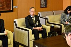 ＪＩＣＡ協力隊３人が抱負　西川さん、岡本さん、岩田さん 10
