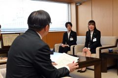 ＪＩＣＡ協力隊３人が抱負　西川さん、岡本さん、岩田さん 12