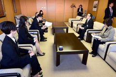 ＪＩＣＡ協力隊３人が抱負　西川さん、岡本さん、岩田さん 13