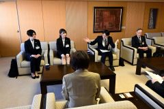 ＪＩＣＡ協力隊３人が抱負　西川さん、岡本さん、岩田さん 2