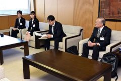 ＪＩＣＡ協力隊３人が抱負　西川さん、岡本さん、岩田さん 3