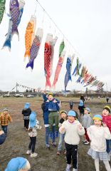 こいのぼりを見て大はしゃぎする大樹町の園児たち（１９日午前１０時４５分ごろ。金野和彦撮影）