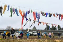 こいのぼりを見て大はしゃぎする大樹町の園児たち（１９日午前１０時４５分ごろ。金野和彦撮影）
