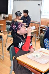 牛乳のおいしさを知って！　広尾の給食に有機ミルク 3