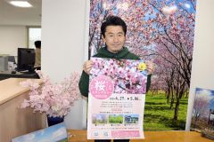 スタンプラリーへの参加を呼びかける村観光協会の職員