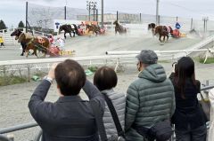 白熱したレースに声援を送る来場者（１９日、須貝拓也撮影）