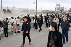 コース脇を歩きながら声援を送る来場者（１９日、須貝拓也撮影）