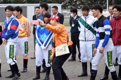 ファンとの記念撮影に応じる今井千尋騎手（１９日、須貝拓也撮影）