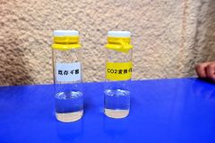 既存のギ酸（左）とふん尿由来のバイオガスで生成されたギ酸（右）