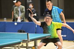【個人戦男子Ａ決勝】緊迫した決勝戦でプレーする中野（前方）と馬渕（後方）