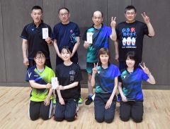 後列左から個人戦男子Ａ優勝の馬渕・中野組、準優勝の大野・中澤組
前列左から女子同優勝の河村・小山組、準優勝の金森・宮村組