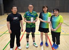 個人戦Ｂクラス男子優勝の三室・佐藤組と女子優勝の足利・亀田組