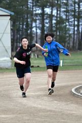バトンをすばやく渡せるよう、走り出すまでの距離を確認したり、声を掛け合ってタイミングを調整する選手（須貝拓也撮影）
