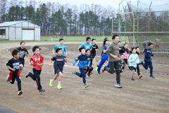 ランニングで汗を流す士幌陸上クラブの選手たち（須貝拓也撮影）