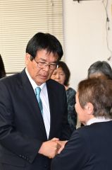 敗戦が決まり、支援者と握手を交わす村瀬氏(21日午後9時21分、須貝拓也撮影)