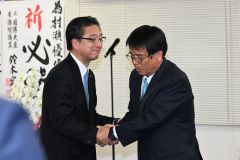 敗戦が決まり、選対事務所で米沢則寿帯広市長と握手を交わす村瀬氏(21日午後9時16分、須貝拓也撮影)