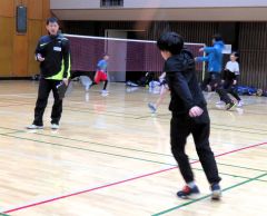 新指導者体制の下で練習に熱　中札内バドミントン少年団