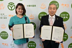 協定書を取り交わした小野町長（右）と町獣医師会の栗栖会長（左）