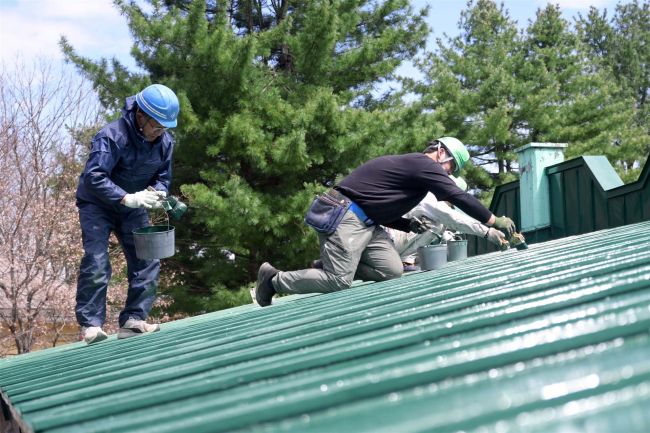 動物園の開園控え遊具や獣舎塗り直し～こぼれ話