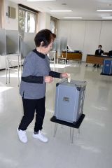 投票所を訪れて1票を投じる町民(午前9時15分、第一投票所)