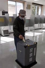 投票所を訪れて1票を投じる町民(午前9時15分、第一投票所)
