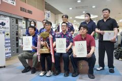 準優勝のプロト警備保障（左）、優勝の北王コンサルタント（中央）、三位の十勝２１世紀Ｂ（右）