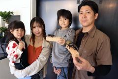 右から店主の松田真さん、陽真さん、妻真衣さん、真彩ちゃん