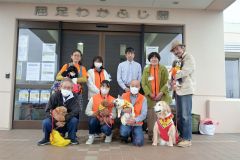 同会は１７日、新得町の指定障害者支援施設「屈足わかふじ園」に訪れ、入居者らと触れ合った。写真後列左が丸山さん、後列右から２人目が岡本さん。後列中央は同施設の倉科孝博施設長