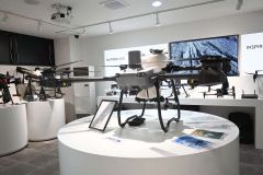 エアステージには、撮影用から農業用ドローンなどが並ぶ