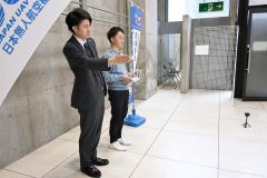 教官を務めた大場さん（手前）と、ドローン操縦を行う記者