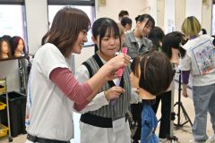 カットやヘアアレンジに挑戦　中高生がコットン８５％札内店で美容師体験