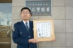好楽さんから二つ目昇進を告げられた岡崎巡査長。手には昇進を告げる色紙を持っている