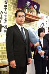 支持者の前であいさつをする田中氏（左）。右は妻朋子さん（２１日、午後９時半ごろ、広尾町内の選挙事務所で。金野和彦撮影）