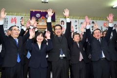 初当選を果たし、首長らと万歳をする田中氏（左から３人目）＝２１日、午後９時４５分ごろ、広尾町内の選挙事務所で。金野和彦撮影）