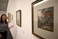 レンブラントの版画「羊飼いに現れた天使」を前に来場を呼び掛ける学芸員の敷田さん