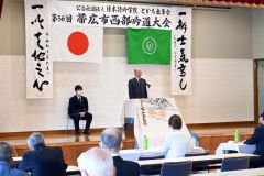 会員らが堂々と吟じていた