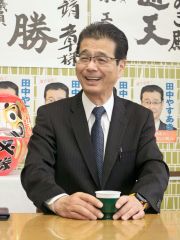 穏やかな表情を浮かべて、選挙戦を振り返る田中さん（２２日午前９時ごろ、広尾町内の後援会事務所、石原秀樹通信員撮影）