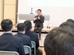 講演する栗谷さん