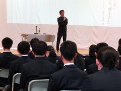 講演する栗谷さん