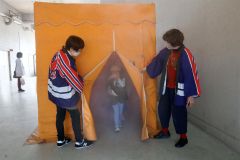 煙体験ハウスで煙の恐ろしさを学ぶ親子