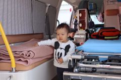 救急車の車内を見学する子ども