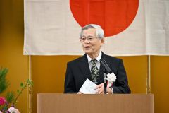あいさつする古澤愼二会長（２０日１０時３０分ごろ、とかち館）