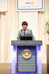 次年度の活動方針を説明する小谷ガバナーエレクト（帯広西ＲＣ提供）