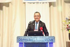 講演する田中パストガバナー（帯広西ＲＣ提供）