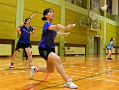 女子１部ダブルス準優勝の（右から）武下亜美・石田朱里組（帯南商）