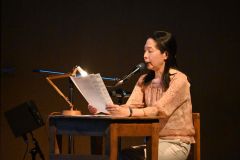 朗読する星野道夫氏の妻・直子さん